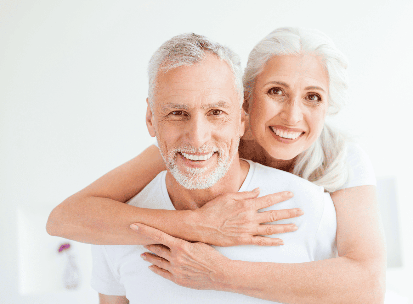 Älteres Ehepaar Lächelnd gut gelaunt, da die Zähne in Ordnung sind besterzahnschutz24.de, Zahnzusatzversicherungen